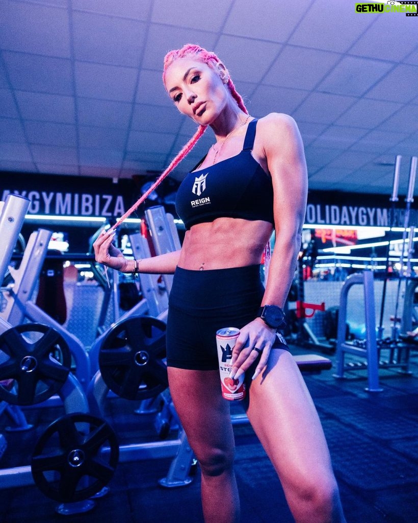 Natalie Eva Marie Instagram - “If you hear a voice within you say, ‘You cannot paint,’ then by all means paint, and that voice will be silenced.” -Vincent Van Gogh - 🔋@reignbodyfuel 👟 @tyrsport 🛍️Use My Code For Free Shipping #NEMFGS Holiday Gym Ibiza