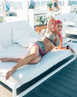 Natalie Eva Marie Instagram - “Keep your face always toward the sunshine―and shadows will fall behind you.” 

-Walt Whitman 🙏🏽💫✨