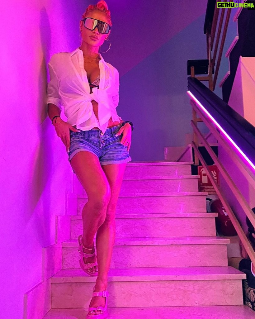 Natalie Eva Marie Instagram - 👩🏻‍🎤On Wednesdays we wear pink ✨💕💫 #PinkVibes - 😎 sunnies @tyrsport For Free Shipping Use My Code : NEMFGS Wi-ki-Woo Hotel Ibiza