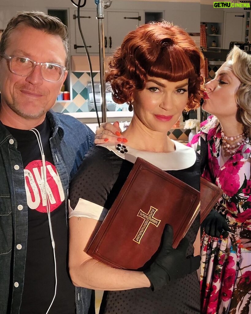 Nathalie Boltt Instagram - As we power towards our final episodes, a pic of my favourite director @robseidenglanz and my favourite wifey @madchenamick . Not sure that I’m holding my favourite book, but sure loving that self-righteous holy glow that only Penelope can rock so bad🌹 🥀 #riverdale #sisterpenelope #penelopeblossom