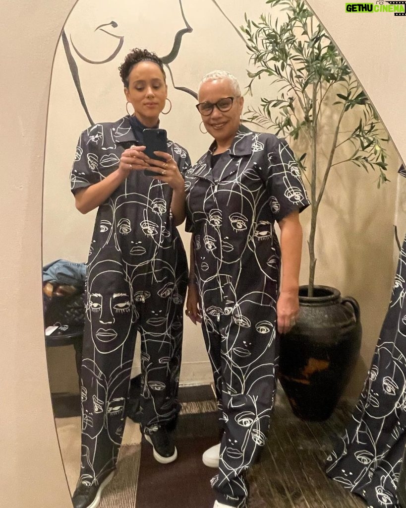 Nathalie Emmanuel Instagram - Love it when Mama Debs rolls into town when I’m away working… my heart and soul are just at peace, “Mummy hugs” on tap plus all the fun times and all round fabulousness that we are known to cultivate is just 😘🤌🏽 🤣💁🏽‍♀️💁🏽‍♀️😌😌💃🏽💃🏽