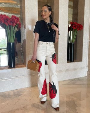 Nathalie Emmanuel Instagram - 🍓🍓🍓

My look for second day @mefcc in Abu Dhabi! 

Styling: @chercoulter
Jeans and bag: @jw_anderson
Tshirt: @sunspelclothing
Jewellery: @missoma, @mejuri and @mathe_jewelry 
Shoes: @aldo_shoes
Sunglasses: @akonieyewear
Nose ring: @laura_bond_jewellery