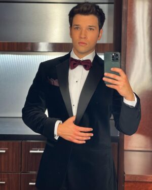 Nathan Kress Instagram - Currently sitting around in the same sweats I’ve worn for the last week and a half, looking back fondly on this past season’s excuses to dress like a real grownup (while rubbing my tummy I guess). One day I’ll get to Freddie’s style level IRL, but not right now. Ya boy is on vacation ✌️