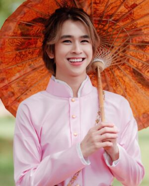 Natouch Siripongthon Instagram - จะนุ่งห่มดูพอสมศักดิ์สงวน 🌸