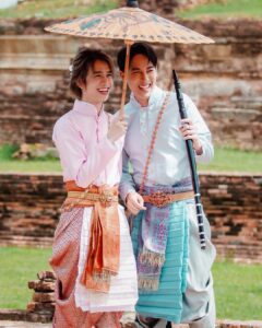 Natouch Siripongthon Instagram - จะนุ่งห่มดูพอสมศักดิ์สงวน 🌸