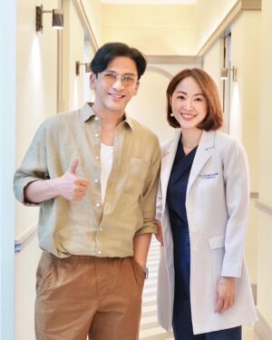 Natthawut Skidjai Instagram - เมียบอกให้มาทำหน้าบ้าง ใช้งานเค้าหนักก็ควรดูแลหน้าบ้าง  ผู้ชายอย่างเรา ไม่อยากทำอะไรเยอะ พูดง่ายๆก็ขี้เกียจนั่นแหละ ทำแบบเอาที่ง่ายที่สุด เห็นผลเร็วสุด …..ต้องนี่เลย!! อัลเทอร่า!!!!!! สิจ๊ะ ที่ @thedemis เค้ามีเครื่องดูแลผมแบบเต็มสูบ @drlin_thedemis ก็เป็นรุ่นน้องที่มหาลัยด้วย โหไปกันใหญ่ ทำไปคุยไป แป๊บเดียวเสร็จ สุดยอด!!! ….หมอบอกเดี๋ยวอีก1เดือนมาดูผลกันนะจ๊ะว่าหน้าจะหล่อขนาดไหน….จุ๊กกรู๊!! ขอบคุณมากๆเลยนะคร้าบบ