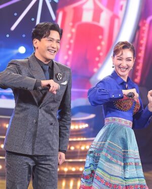 Natthawut Skidjai Instagram - การทำหน้าที่พิธีกรรายการชิงช้าสวรรค์2024….เหมือนเป็นการรียูเนียนเล็กๆระหว่างผมกับน้องแพนเค้ก เพราะเราเติบโตมากจากที่เดียวกัน แม้จะต่างรุ่น ต่างช่วงเวลา แต่พอมาเจอกันก็เหมือนทุกอย่างต่อติดเลย ทุกอย่างดูง่ายกว่าที่คิด ต้องขอบคุณความเป็นมืออาชีพของน้องแพนเลยที่ดูแลพี่เป็นอย่างดี ต้องขอบคุณทีมงานสำหรับการช่วยเหลือทุกด้านรวมทั้งกำลังใจ ต้องขอบคุณครูทั้ง3ท่าน ครูสลา ครูเบิร์ดและครูหนึ่งจักรวาล ที่น่ารักเป็นกันเองมากๆ และขอบคุณน้องๆทุกๆโรงเรียนที่จุดประกายความฝันให้พี่อีกครั้ง พลังงานของน้องๆแต่ละคนเหลือล้นและสู้ไม่ถอยจริงๆ และทำให้เรารู้เลยว่า ……ถ้าเราได้ทำในสิ่งที่เรารัก ความสุขนั้นอยู่ไม่ไกลเลย……อยู่ในหัวใจของเรานี่เอง #พรุ่งนี้ 18.00 ฝากติดตามรายการชิงช้าสวรรค์ด้วยนะครับ ติดตามได้ทุกวันศุกร์เวลา18.00 และวันเสาร์เวลา 15.45 น.ทางช่องเวิร์คพอยท์นะครับ