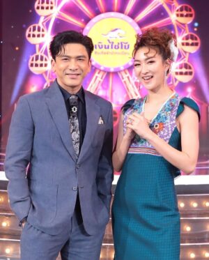 Natthawut Skidjai Instagram - การทำหน้าที่พิธีกรรายการชิงช้าสวรรค์2024….เหมือนเป็นการรียูเนียนเล็กๆระหว่างผมกับน้องแพนเค้ก เพราะเราเติบโตมากจากที่เดียวกัน แม้จะต่างรุ่น ต่างช่วงเวลา แต่พอมาเจอกันก็เหมือนทุกอย่างต่อติดเลย ทุกอย่างดูง่ายกว่าที่คิด ต้องขอบคุณความเป็นมืออาชีพของน้องแพนเลยที่ดูแลพี่เป็นอย่างดี ต้องขอบคุณทีมงานสำหรับการช่วยเหลือทุกด้านรวมทั้งกำลังใจ ต้องขอบคุณครูทั้ง3ท่าน ครูสลา ครูเบิร์ดและครูหนึ่งจักรวาล ที่น่ารักเป็นกันเองมากๆ และขอบคุณน้องๆทุกๆโรงเรียนที่จุดประกายความฝันให้พี่อีกครั้ง พลังงานของน้องๆแต่ละคนเหลือล้นและสู้ไม่ถอยจริงๆ และทำให้เรารู้เลยว่า ……ถ้าเราได้ทำในสิ่งที่เรารัก ความสุขนั้นอยู่ไม่ไกลเลย……อยู่ในหัวใจของเรานี่เอง #พรุ่งนี้ 18.00 ฝากติดตามรายการชิงช้าสวรรค์ด้วยนะครับ ติดตามได้ทุกวันศุกร์เวลา18.00 และวันเสาร์เวลา 15.45 น.ทางช่องเวิร์คพอยท์นะครับ