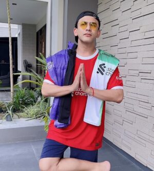 Natthawut Skidjai Instagram - ชีวิตผมมีแค่3สิ่ง ครอบครัว งาน และก็……ลิเวอร์พูล! ผมชอบดูบอลมานานมาก ตั้งแต่สมัยเรียนอยู่ที่อังกฤษ ก็เก็บเงินเข้าไปดูที่สนามเป็นประจำ ฟุตบอลอังกฤษทุกเสาร์-อาทิตย์เป็นเหมือนวันครอบครัวของคนที่นั่น พ่อแม่ปู่ย่าจะพาลูกหลานเข้าไปเชียร์ทีมฟุตบอลที่ตนรัก ส่วนใหญ่ใครอยู่เมืองไหนก็เชียร์ทีมของเมืองนั้น ……..ผมก็เลยติดการดูบอลมาจนทุกวันนี้ เพราะสนุก เร้าใจ มีหลากหลายอารมณ์ และเราเหมือนได้อยู่ในโลกแห่งจินตนาการ อยากได้ตัวนั้นตัวนี้ ทำไมไม่เอาตัวนั้นลง ลูกง่ายๆทำไมไม่เข้าวะ ….อ้าวดันโดนยิงนาทีสุดท้ายทั้งที่นำไปก่อน นักเตะที่รักโดนใบแดง …….หลากหลายอารมณ์เหมือน ละครเรื่องหนึ่ง สนุกดีครับ ถ้าคุณไม่ใช่คนดูบอล ก็คงอาจจะด่าผมอยู่ตอนนี้ว่าเมิงจะมาบ่นอะไรนักหนา …ผมแต่จะบอกว่าปีนี้ เป็นปีแรกที่ผมได้เสื้อลิเวอร์พูลมาครบ3แบบ ต้องขอบคุณ @lfcretailth #LFCRetailTH มากๆครับที่มอบเสื้อสวยๆมากให้ผมไว้เชียร์บอล จะได้ดูบอลสนุกขึ้น ……….ใครสนใจก็ลองเข้าไปดูนะจ๊ะ รับรองโดนใจแน่นอนค้าบ