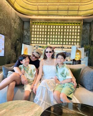 Natthawut Skidjai Instagram - ลูกชอบโรงแรมนี้มากเลย เอาจริงพ่อแม่ก็ชอบนะ มันอวกาศมากเลย เค้าเก็บดีเทลได้ดีจริงๆ มันเหมือนอยู่ในยานอวกาศจริงๆ แถมไม่ต้องออกไปไหนเลย มีสวนนำ้ล่องแก่ง สนุกมากทั้งพ่อทั้งลูก มันเติมเต็มช่วงเวลาวันหยุดแบบนี้ได้ดีจริงๆนะเนี่ย ที่สำคัญสไลเดอร์สูง8เมตร ไม่น่ากลัวเท่าไหร่ ปกติผมไม่เคยเล่นเลย มาที่นี่ไม่รู้เป็นไง เกิดบ้าอยากลอง สรุป……ผมเล่นไป4รอบ เภา7รอบ ภูดิศ5รอบ 5555555 …..ป๋อเกิดใหม่ในวงการสไลเดอร์แล้วว๊อยยยยย SPACEPATTAYA #GrandeCentrePointSpacePattaya 
#สู่อวกาศแห่งความสนุก

& Check in  Grande Centre Point Space Pattaya