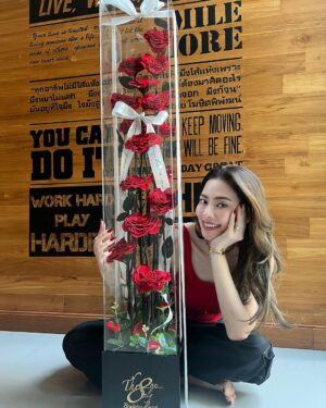 Natthawut Skidjai Instagram - วันนี้สั่งดอกไม้ไว้ให้มาส่งวันนี้ ผมก็ลืม  อาบนำ้อยู่ กะsurprise เอาให้ตกใจกับดอกกุกลาบรูปหัวใจแสนสวย ตายแน่ ครั้งนี้เอาตายเลย……..คนส่งก็ตรงเวลาเป๊ะ!! ส่งให้แม่บ้านแม่บ้านก็แสนดี เอาวางไว้เกือบจะกลางบ้าน กลัวเราไม่เห็น อาบนำ้ออกมา เจอเอ๋นั่งข้างดอกไม้(แต่ไม่เห็น ไม่สังเกตุ) เราก็ตกใจ รีบทักว่า ไปๆๆ ไปอยู่ห้องอื่น เลิกลั่กไปหมด สรุป……..เฮ้อ ฆ่าไม่ตายจริงๆ เอ๋นี่มันต้องมีของดีอะไรแน่ๆ นี่กะให้ตกใจจนหมดสติ สรุปเรานี่ตกใจผ้าขนหนูเกือบหลุด แม่บ้านเกือบได้เห็นของดีของเราซะแล้วววว โถๆๆๆๆๆๆๆ #วาเลนไทน์ของป๋อ….ยมซะแล้ววววว