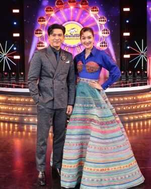 Natthawut Skidjai Instagram - การทำหน้าที่พิธีกรรายการชิงช้าสวรรค์2024….เหมือนเป็นการรียูเนียนเล็กๆระหว่างผมกับน้องแพนเค้ก เพราะเราเติบโตมากจากที่เดียวกัน แม้จะต่างรุ่น ต่างช่วงเวลา แต่พอมาเจอกันก็เหมือนทุกอย่างต่อติดเลย ทุกอย่างดูง่ายกว่าที่คิด ต้องขอบคุณความเป็นมืออาชีพของน้องแพนเลยที่ดูแลพี่เป็นอย่างดี ต้องขอบคุณทีมงานสำหรับการช่วยเหลือทุกด้านรวมทั้งกำลังใจ ต้องขอบคุณครูทั้ง3ท่าน ครูสลา ครูเบิร์ดและครูหนึ่งจักรวาล ที่น่ารักเป็นกันเองมากๆ และขอบคุณน้องๆทุกๆโรงเรียนที่จุดประกายความฝันให้พี่อีกครั้ง พลังงานของน้องๆแต่ละคนเหลือล้นและสู้ไม่ถอยจริงๆ และทำให้เรารู้เลยว่า ……ถ้าเราได้ทำในสิ่งที่เรารัก ความสุขนั้นอยู่ไม่ไกลเลย……อยู่ในหัวใจของเรานี่เอง #พรุ่งนี้ 18.00 ฝากติดตามรายการชิงช้าสวรรค์ด้วยนะครับ ติดตามได้ทุกวันศุกร์เวลา18.00 และวันเสาร์เวลา 15.45 น.ทางช่องเวิร์คพอยท์นะครับ
