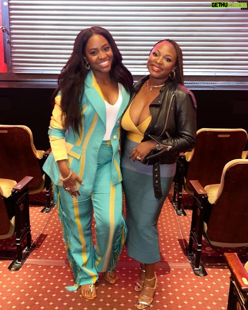 Naturi Naughton Instagram - The girls were out last night 😜🥛 #JajaBroadway was such a great play, full of laughter& love! Opening night was #BlackExcellence at its best! 🎉 So good seeing all my theater folks! Beautiful work by the cast, director @yesimwhitneywhite & playwright @jjbioh 🔥🔥 #Theater #Broadway #JajaAfricanHairBraiding #GoSeeIt Manhattan, New York