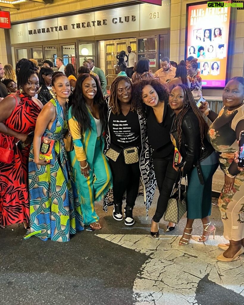 Naturi Naughton Instagram - The girls were out last night 😜🥛 #JajaBroadway was such a great play, full of laughter& love! Opening night was #BlackExcellence at its best! 🎉 So good seeing all my theater folks! Beautiful work by the cast, director @yesimwhitneywhite & playwright @jjbioh 🔥🔥 #Theater #Broadway #JajaAfricanHairBraiding #GoSeeIt Manhattan, New York