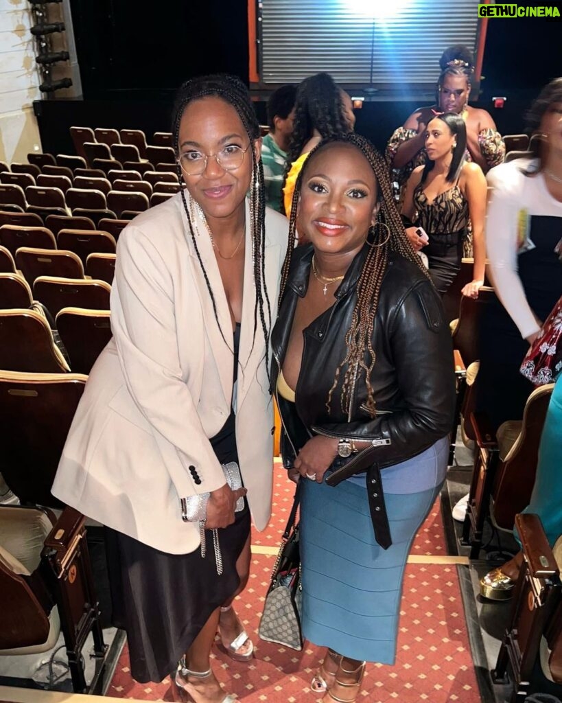 Naturi Naughton Instagram - The girls were out last night 😜🥛 #JajaBroadway was such a great play, full of laughter& love! Opening night was #BlackExcellence at its best! 🎉 So good seeing all my theater folks! Beautiful work by the cast, director @yesimwhitneywhite & playwright @jjbioh 🔥🔥 #Theater #Broadway #JajaAfricanHairBraiding #GoSeeIt Manhattan, New York