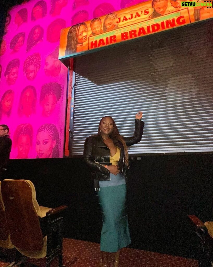 Naturi Naughton Instagram - The girls were out last night 😜🥛 #JajaBroadway was such a great play, full of laughter& love! Opening night was #BlackExcellence at its best! 🎉 So good seeing all my theater folks! Beautiful work by the cast, director @yesimwhitneywhite & playwright @jjbioh 🔥🔥 #Theater #Broadway #JajaAfricanHairBraiding #GoSeeIt Manhattan, New York