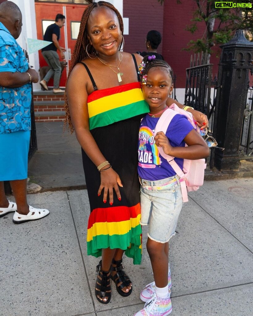 Naturi Naughton Instagram - It’s happening sooo fast! My Baby girl is in 1st Grade! 🥹🥳We are all so proud of you Zuri! ❤️ 📸 @fosterlew Braids by @fefethehairstylist #ZuriGoesToFirstGrade 🏃🏾‍♀️ Brooklyn, New York