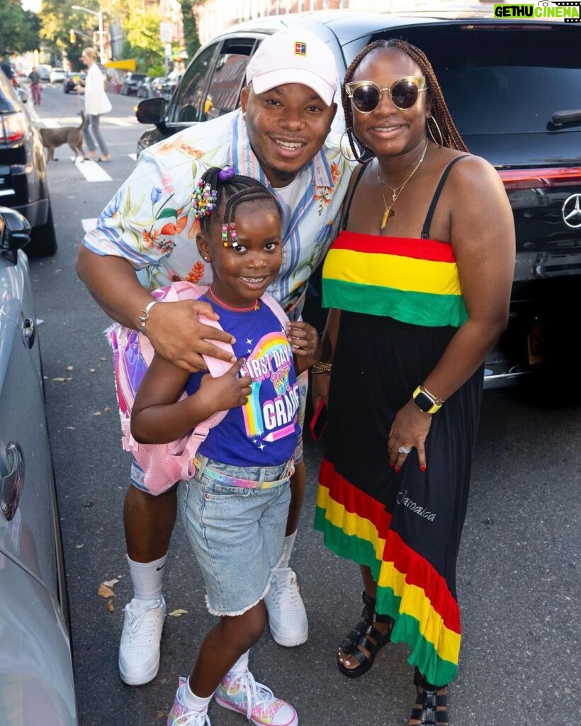 Naturi Naughton Instagram - It’s happening sooo fast! My Baby girl is in 1st Grade! 🥹🥳We are all so proud of you Zuri! ❤️ 📸 @fosterlew Braids by @fefethehairstylist #ZuriGoesToFirstGrade 🏃🏾‍♀️ Brooklyn, New York