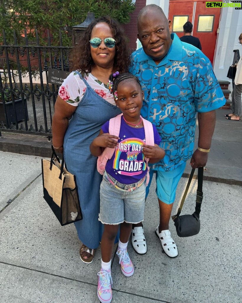 Naturi Naughton Instagram - It’s happening sooo fast! My Baby girl is in 1st Grade! 🥹🥳We are all so proud of you Zuri! ❤️ 📸 @fosterlew Braids by @fefethehairstylist #ZuriGoesToFirstGrade 🏃🏾‍♀️ Brooklyn, New York