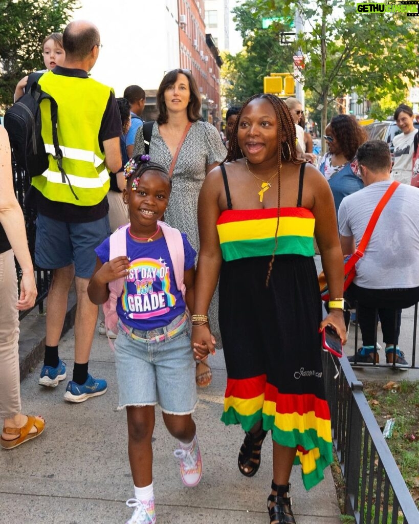 Naturi Naughton Instagram - It’s happening sooo fast! My Baby girl is in 1st Grade! 🥹🥳We are all so proud of you Zuri! ❤️ 📸 @fosterlew Braids by @fefethehairstylist #ZuriGoesToFirstGrade 🏃🏾‍♀️ Brooklyn, New York