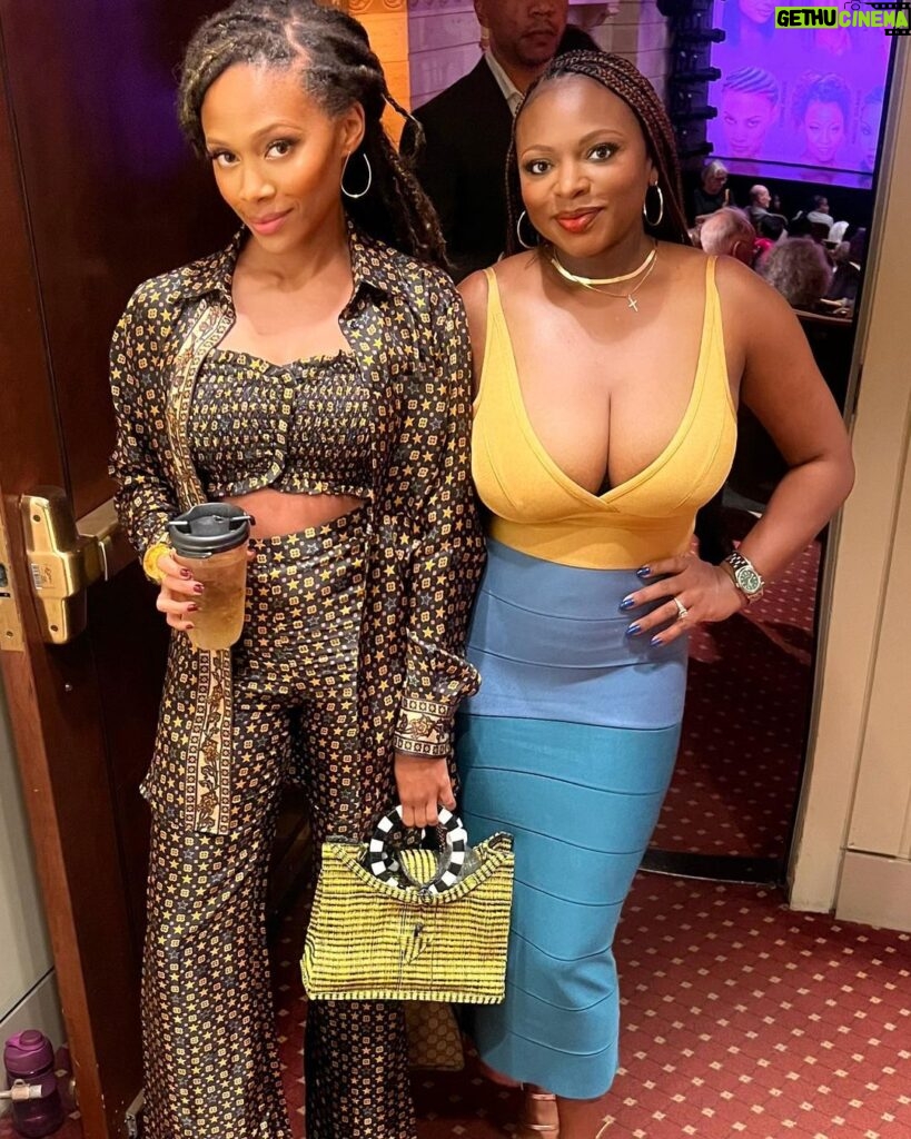 Naturi Naughton Instagram - The girls were out last night 😜🥛 #JajaBroadway was such a great play, full of laughter& love! Opening night was #BlackExcellence at its best! 🎉 So good seeing all my theater folks! Beautiful work by the cast, director @yesimwhitneywhite & playwright @jjbioh 🔥🔥 #Theater #Broadway #JajaAfricanHairBraiding #GoSeeIt Manhattan, New York