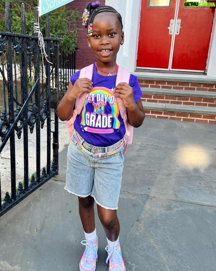 Naturi Naughton Instagram - It’s happening sooo fast! My Baby girl is in 1st Grade! 🥹🥳We are all so proud of you Zuri! ❤️ 📸 @fosterlew Braids by @fefethehairstylist #ZuriGoesToFirstGrade 🏃🏾‍♀️ Brooklyn, New York
