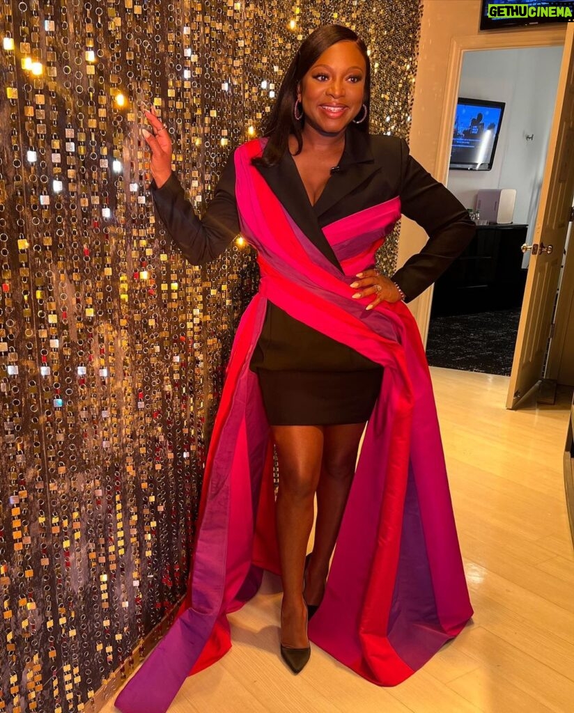 Naturi Naughton Instagram - Thank you so much @tamronhallshow for having me today! ❤️So much fun! And YESSS Glam Squad! 👏🏾👏🏾@ashley.stewart.beauty 💄 @touched_by_tiff 💁🏾‍♀️ @iamhdiddy on style The Fit @carolinaherrera Jewelry: @genevivejewelry 👠@cultofcoquette Watch KirkFranklin’s #TheNightBeforeChristmas Dec10th at 8Pm @lifetimetv New York, New York