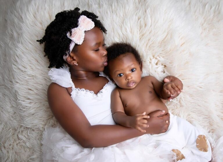 Naturi Naughton Instagram - My Princess Zuri & the new Prince Tru 👑Their #Sibling love is so special!Thanks @jessiemarrerophotography for capturing our beautiful children in this fun Sibling photoshoot! SWIPE 🔥👏🏾🙌🏾 #BigGirlZ & #BabyTru #LewisLegacy #ZuriNeedsAModelingContract 🌟 #MyChocolateBabies 🍫 🍫 #happynewyear #2024 #blessingsonblessings