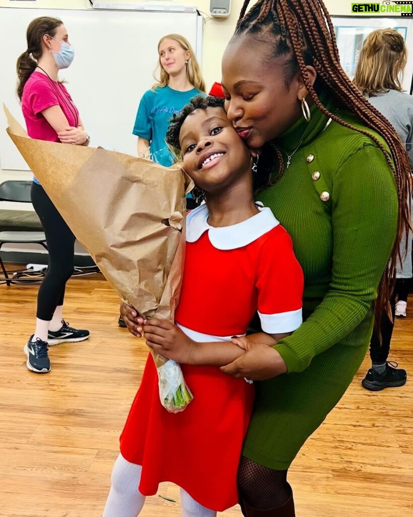 Naturi Naughton Instagram - My baby girl Zuri was #Annie yesterday!❤️ Zuri, your light shines so bright wherever you go! We are all so proud of you! FUN FACT: Many of you diehard @power_starz #POWER fans may remember how hard #Tasha had to fight for #Raina to be Annie in the school play… well, Tasha’s fight became Naturi’s win!😜💪🏾😍 #ZuriB #annie #WeRollDeep #power #MyBigGirlZ 🌟 👏🏾🥰 Brooklyn, New York