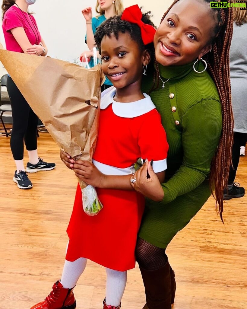 Naturi Naughton Instagram - My baby girl Zuri was #Annie yesterday!❤️ Zuri, your light shines so bright wherever you go! We are all so proud of you! FUN FACT: Many of you diehard @power_starz #POWER fans may remember how hard #Tasha had to fight for #Raina to be Annie in the school play… well, Tasha’s fight became Naturi’s win!😜💪🏾😍 #ZuriB #annie #WeRollDeep #power #MyBigGirlZ 🌟 👏🏾🥰 Brooklyn, New York