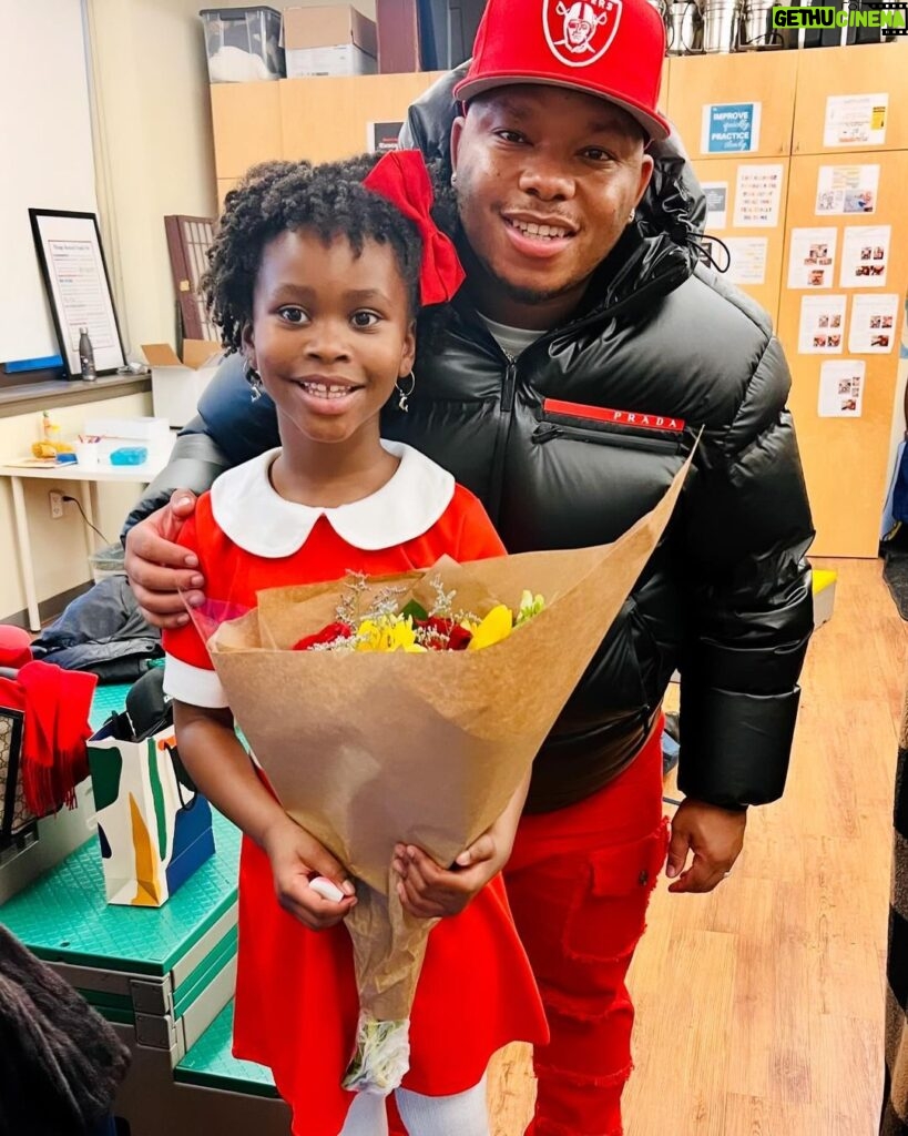 Naturi Naughton Instagram - My baby girl Zuri was #Annie yesterday!❤️ Zuri, your light shines so bright wherever you go! We are all so proud of you! FUN FACT: Many of you diehard @power_starz #POWER fans may remember how hard #Tasha had to fight for #Raina to be Annie in the school play… well, Tasha’s fight became Naturi’s win!😜💪🏾😍 #ZuriB #annie #WeRollDeep #power #MyBigGirlZ 🌟 👏🏾🥰 Brooklyn, New York