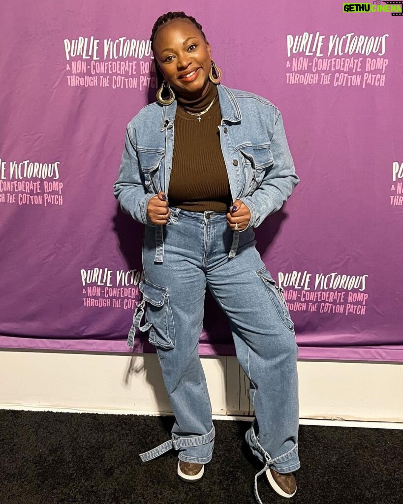 Naturi Naughton Instagram - Oh how I love the theater!Hubby& I had so much fun seeing @purliebway 🙌🏾it was Amazing & surprisingly Hilarious! I laughed, I cried, I left inspired! And it was so good seeing my people @leslieodomjr @vanessabellcalloway @karaakter light up the stage! 🔥 Beautiful cast, beautiful story & beautiful directing by @iamkennyleon GO SEE #PURLIEVictorious y’all! #Broadway #OurStories 💜 New York, New York