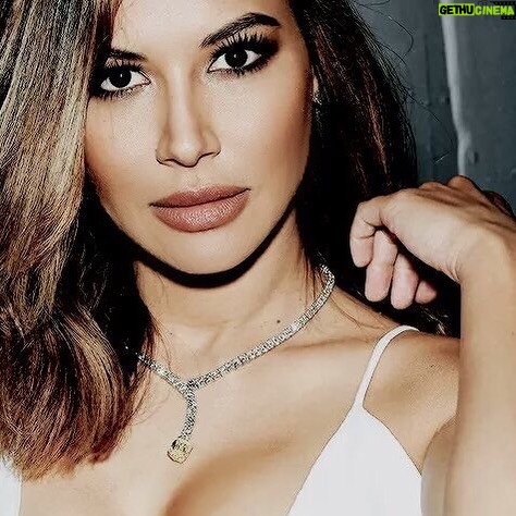 Naya Rivera Instagram - L❤️ve this pic from the other night! Diamonds really are a girls best friend. That Harry Kotlar necklace and studs were everything!