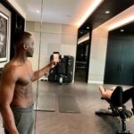 Ncuti Gatwa Instagram - Sessions with the pt just involve taking selfies while he trains 🏋🏿‍♂️ @bodyspaceofficial @davidhigginslondon 💛 Knightsbridge