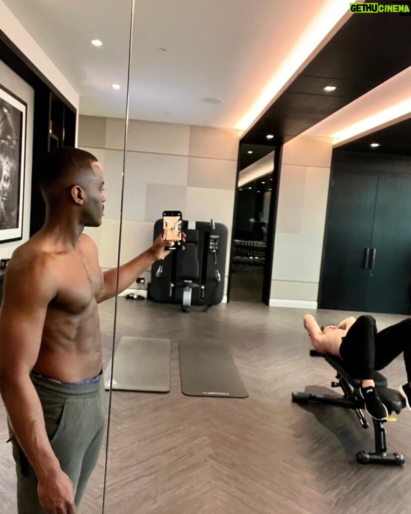 Ncuti Gatwa Instagram - Sessions with the pt just involve taking selfies while he trains 🏋🏿‍♂️ @bodyspaceofficial @davidhigginslondon 💛 Knightsbridge