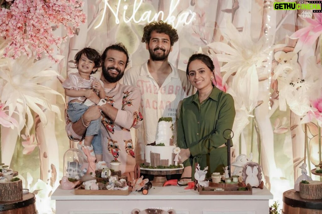 Neeraj Madhav Instagram - Glimpses from Nilanka’s 2nd b’day celebration ! Thanks to each and everyone who came and graced the occasion, you made the day all the more special ! 🤍💐🧚🏼 Photography- @adam.lights 📸 Decor - @thegreindale 🍄 Nilanka’s Outfit - @dhanyabalakrishnan_stylist 🦄 Cake - @artisan_by_elizabeth_njavally Light & sound - @peebeeevents