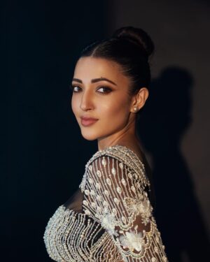Neha Shetty Instagram - A black and white statement in a colourful world. 🖤🤍

Styled by @rashmitathapa
Styling team @tedhimedhi 
Shot by @akshay.rao.visuals
Wearing @riantasofficial via @vblitzcommunications
Jewellery @kalon_artjewellery 
Hand accessories @houseofqc 
Makeup @kiranmakeup
Hair @crafted_hair_by_her
