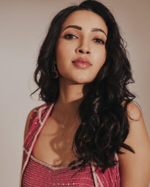 Neha Shetty Instagram - 🎀

📸 @arifminhaz 
Styled by @jukalker 
Styling team @pratimajukalkar 
Outfit @charuandvasundhara
Jewellery @karnikajewelshyd 
Makeup & Hair @makeupbymadhushreeganapathy @durgarao_kvv