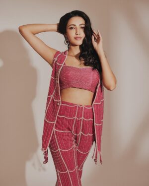 Neha Shetty Instagram - 🎀

📸 @arifminhaz 
Styled by @jukalker 
Styling team @pratimajukalkar 
Outfit @charuandvasundhara
Jewellery @karnikajewelshyd 
Makeup & Hair @makeupbymadhushreeganapathy @durgarao_kvv