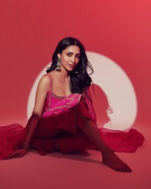Neha Shetty Instagram - What jhumka ? 💥

📸 @arifminhaz 
Styling: @jukalker
Styling team : @pratimajukalkar
Outfit: @pinkcitybysarika @dipublicrelations
Jewellery: @abhilasha_pret_jewelry
MUA : @makeupbymadhushreeganapathy @durgarao_kvv