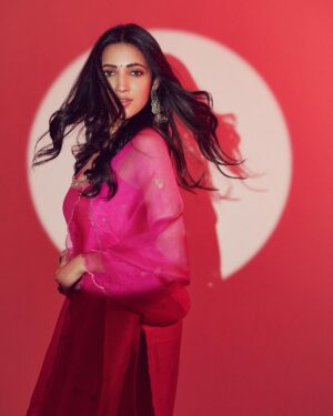 Neha Shetty Instagram - What jhumka ? 💥

📸 @arifminhaz 
Styling: @jukalker
Styling team : @pratimajukalkar
Outfit: @pinkcitybysarika @dipublicrelations
Jewellery: @abhilasha_pret_jewelry
MUA : @makeupbymadhushreeganapathy @durgarao_kvv