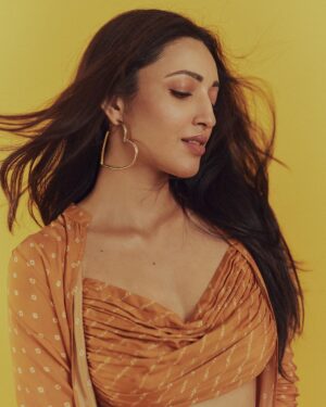 Neha Shetty Instagram - C you on the citrusy side 🍊

📸 @arifminhaz 
Styled by @jukalker 
Styling team @pratimajukalkar 
Outfit @vasavishahlabel via @auorstudio 
Earrings @radhikaagrawalstudio 
Makeup & Hair @makeupbymadhushreeganapathy @durgarao_kvv