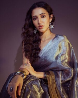 Neha Shetty Instagram - 🩶💫

Styled by @rashmitathapa
Wearing @hutsandlooms
Jewellery @abhilasha_pret_jewelry
Makeup @makeupbymadhushreeganapathy
Shot by @puchi.photography
Styling team @tedhimedhi