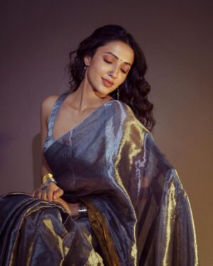 Neha Shetty Instagram - 🩶💫

Styled by @rashmitathapa
Wearing @hutsandlooms
Jewellery @abhilasha_pret_jewelry
Makeup @makeupbymadhushreeganapathy
Shot by @puchi.photography
Styling team @tedhimedhi