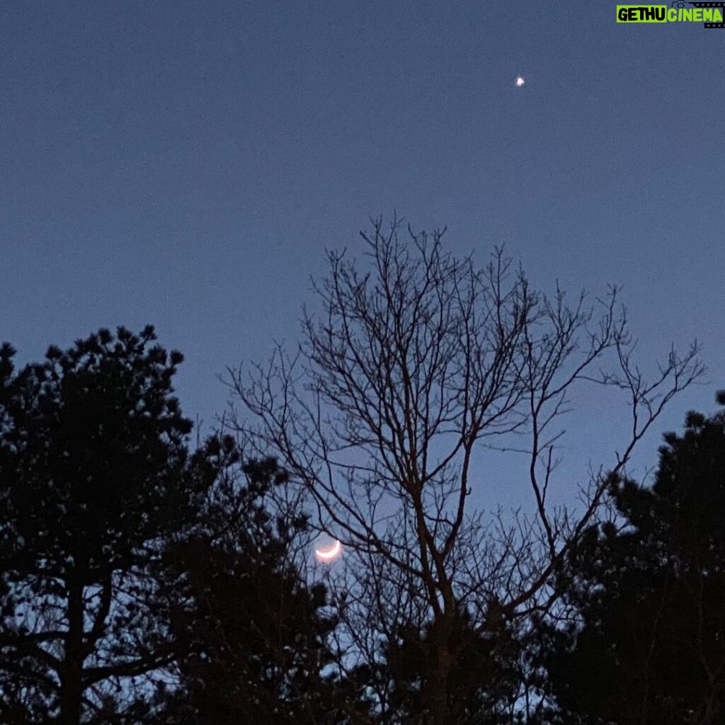 Neil deGrasse Tyson Instagram - ‪A stunning thin crescent Moon this eve, low in the twilight western sky. Planet Venus? There too, to see. Above the Moon, and high.‬