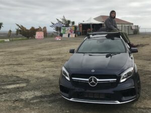 Nick Robinson Instagram - Did a photoshoot in the desert and didn't know what to do with my hands, but did find some flavored almonds. Thank u @mercedesbenzusa #MBAmbassador