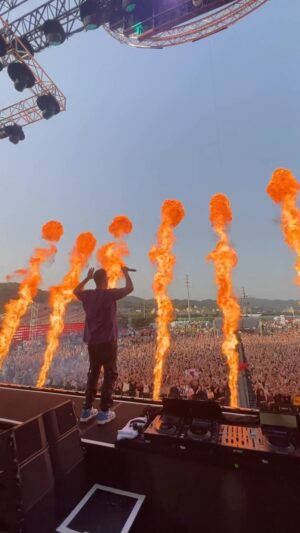 Nicky Romero Instagram - The biggest reaction of my set right now 👀 Track id?