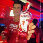 Nicolas Prattes Instagram - Querem saber qual gostinho tem o Lado B do meu carnaval? É o gostinho de @beefeaterbrasil , melhor gin do mundo, e que tá comigo aqui no Nosso Camarote e em todo o meu verão e carnaval! Delícia, né? #VerãoBeefeater #SeuLadoBDoVerão #TheSpiritOfLondon • Beba com moderação. Não compartilhe com menores de 18 anos #Publi