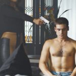 Nicolas Prattes Instagram - A casa do Diego não caiu, ela DESMORONOU! 🤯 Este camarada, que já não tem lá muita sorte, resolveu desafiar a líder da organização, e agora está diante de uma escolha difícil. 😢 Qual será a decisão que ele vai tomar? 😔 #TodasAsFlores
