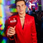 Nicolas Prattes Instagram - O meu Lado B do Baile da Vogue foi com @beefeaterbrasil ! O gin mais premiado do mundo* Só poderia render a melhor parceria do carnaval. Obrigado, Beefeater! #BaileVogueBeefeater #SeuLadoBDoVerão #VerãoBeefeater #TheSpiritOfLondon Beba com moderação. Não compartilhe com menores de 18 anos. #Publi *Baseado na premiação internacional de destilados de 2014 a 2022. Styling @marlonportugal ❤️ Make @sennarafael ❤️